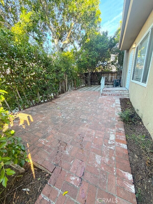 Building Photo - 1040 N Sierra Bonita Ave