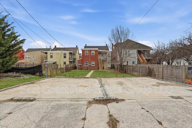 Building Photo - 834 W Washington St