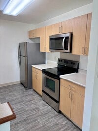 Building Photo - Rarely available 3 bedroom, 2 bath town-home with 2 assigned parking stalls in Island Courtyards ...
