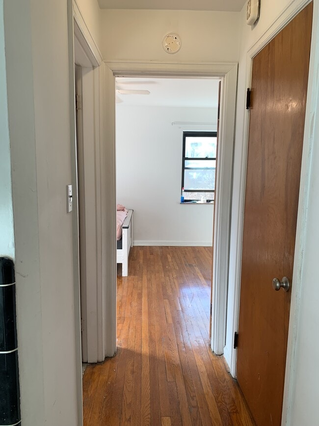 Building Photo - 3069 Glenmore Ave