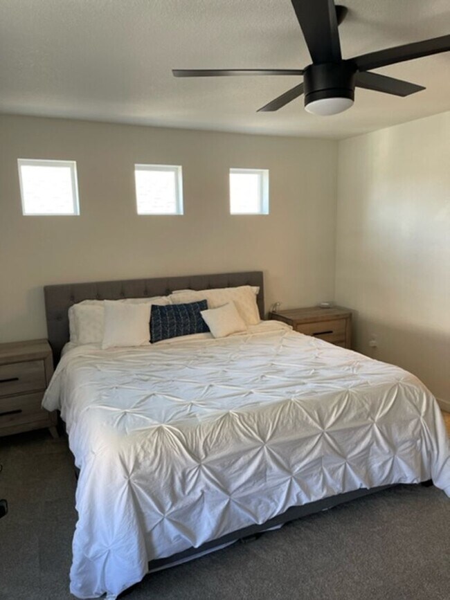 Building Photo - Newer townhome in beautiful Banning Lewis Ranch neighborhood