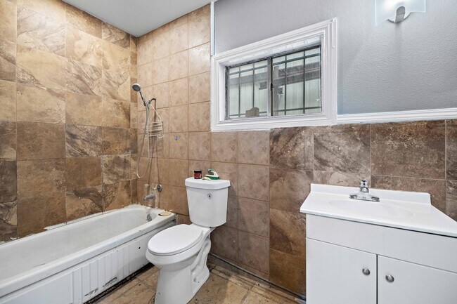 BUNGALO BATH - 606 W Pembroke Ave
