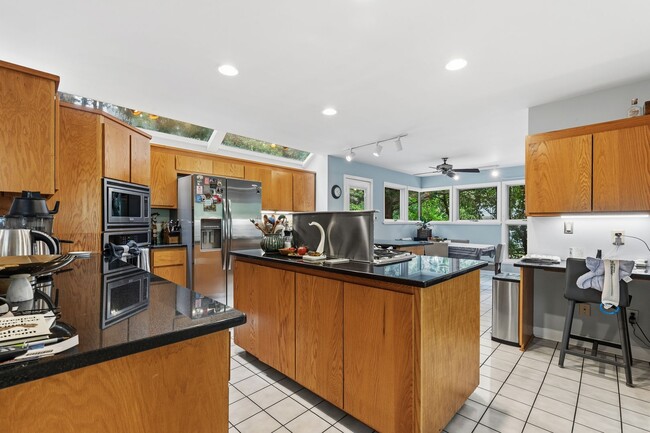 Building Photo - Contemporary 4bd/3.5ba Near Hope Valley + Home Equidistant to Downtown Durham & Chapel Hill!