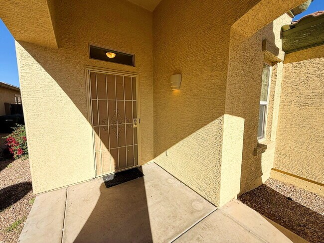 Building Photo - "Charming 3-Bed, 2-Bath Oasis with 1,430 Sq Ft in Phoenix's Heart!"