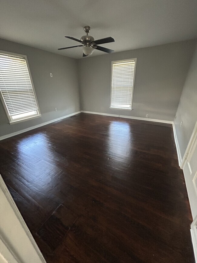 Building Photo - 1015 N Main St