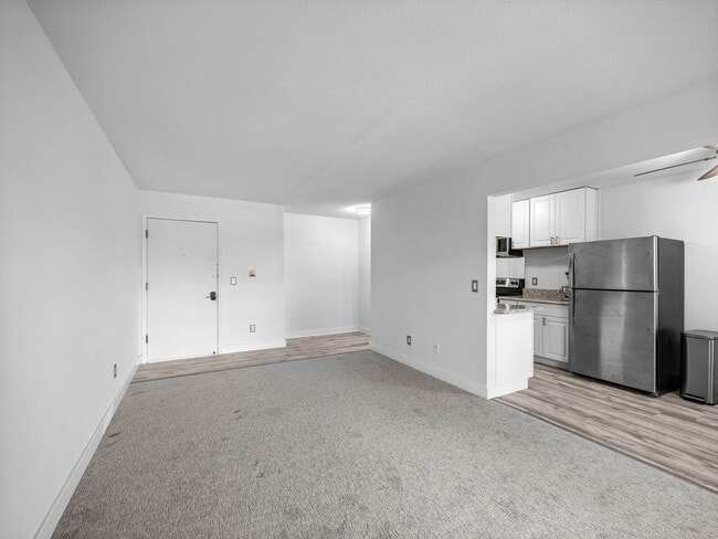 Building Photo - Mound 1 Bed Condo