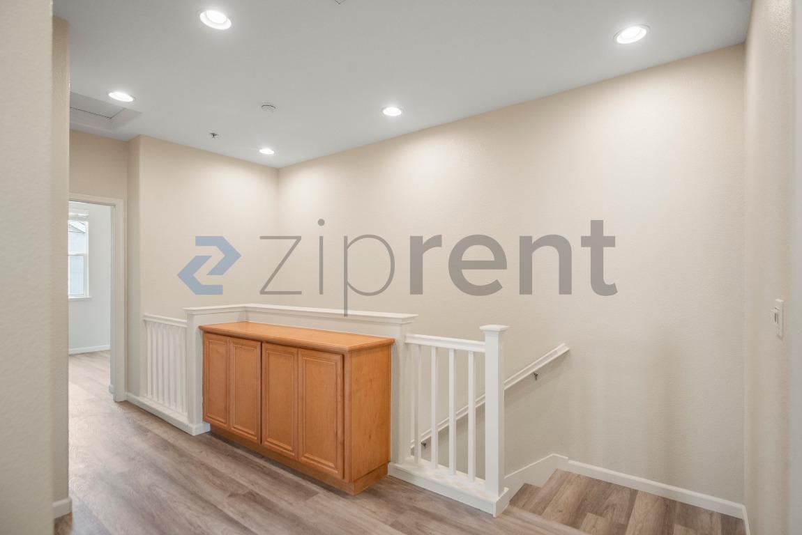 Building Photo - Unit