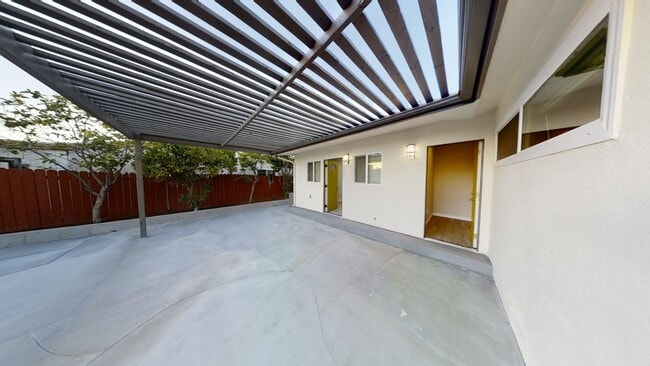 Building Photo - 7 BD, 3 BR. Spacious Yard!!