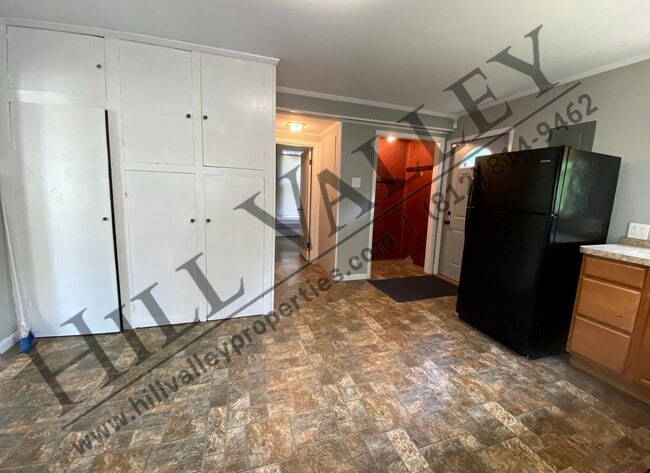 Building Photo - Three Bedroom House