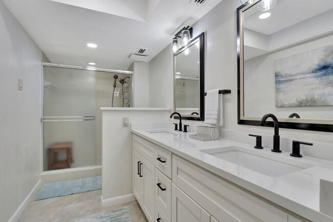 Building Photo - 16436 Timberlakes Dr