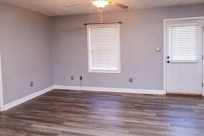 Building Photo - New Listing!