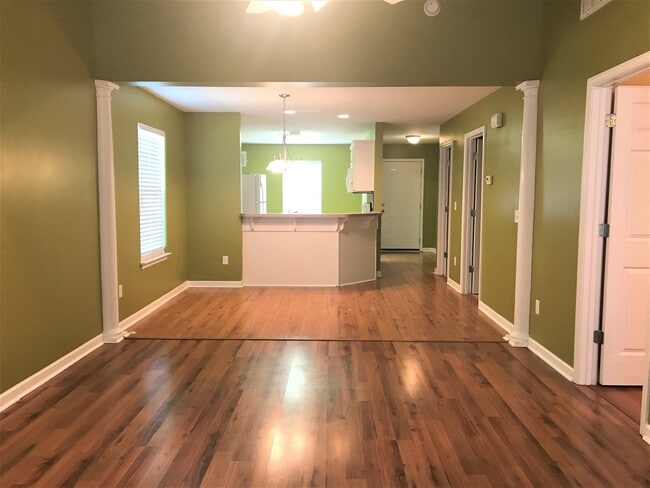 Building Photo - 200 Sunview Dr