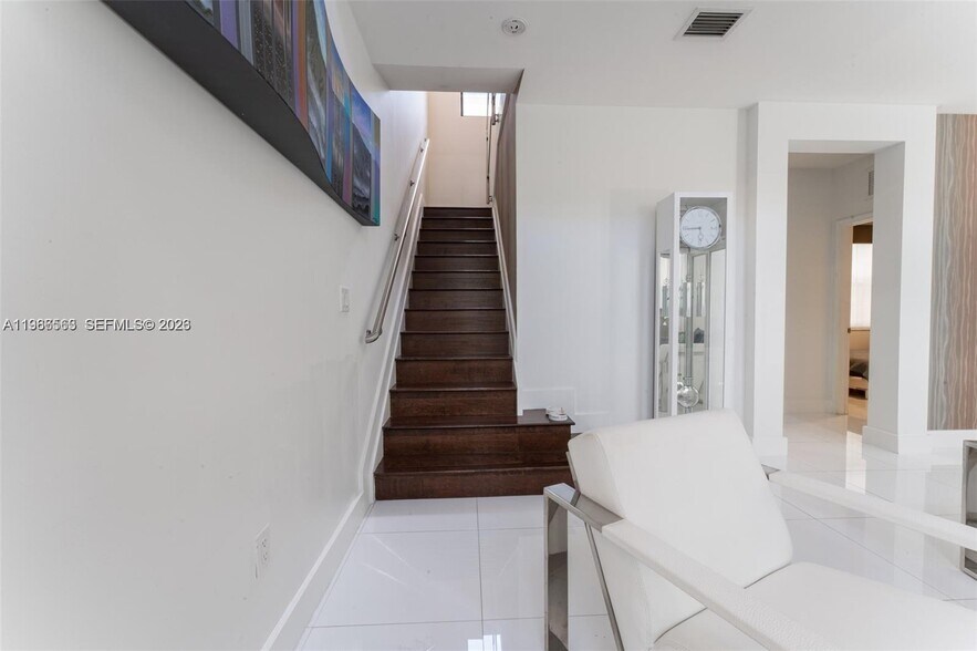 Building Photo - 10560 NW 69th Ter