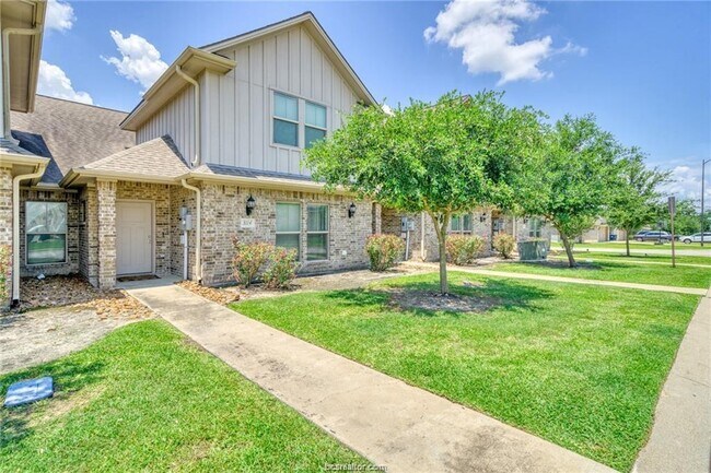 Building Photo - 3114 Claremont Dr