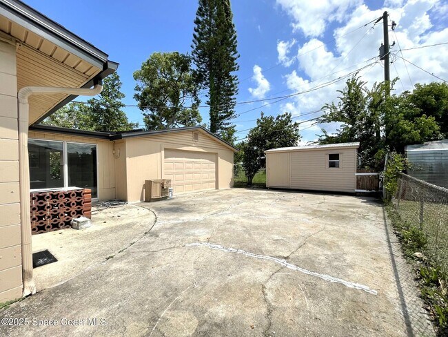 Building Photo - 1148 N Singleton Ave