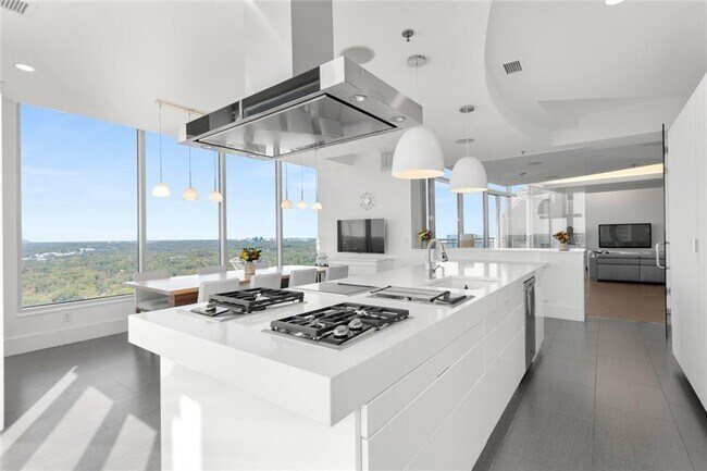 Building Photo - 3338 Peachtree Rd NE