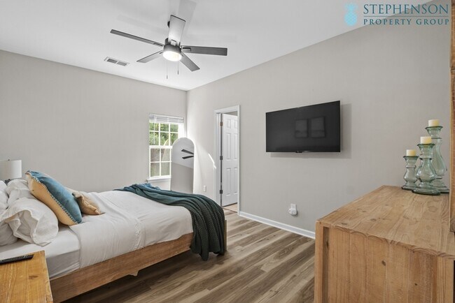 Building Photo - Furnished Rental! STR
