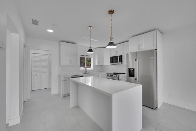 Building Photo - 2821 NE 2nd Ave