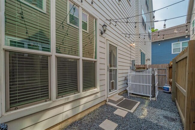 Building Photo - 854 W 20th St