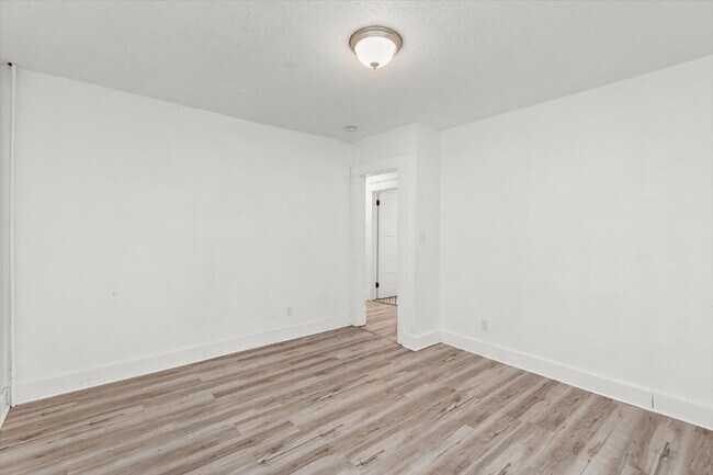 Building Photo - 2 bedroom / 1 bathroom apartment with Easy Commute or Walk to Drake University!