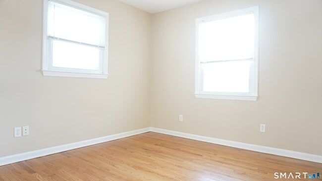 Building Photo - 28 Sampson St