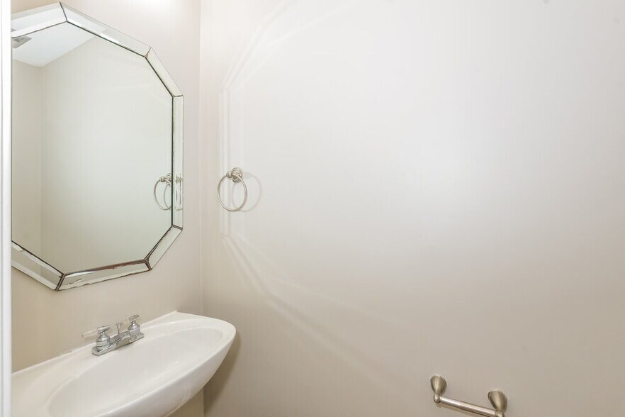 Building Photo - 8664 Meadow Green Dr