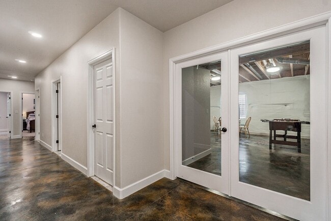 Building Photo - Gorgeous 6 Bedroom/3.5 Bathroom Home!