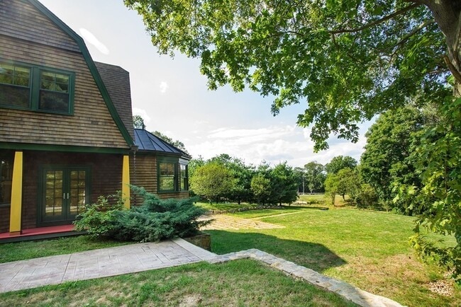 Building Photo - 11 Green St