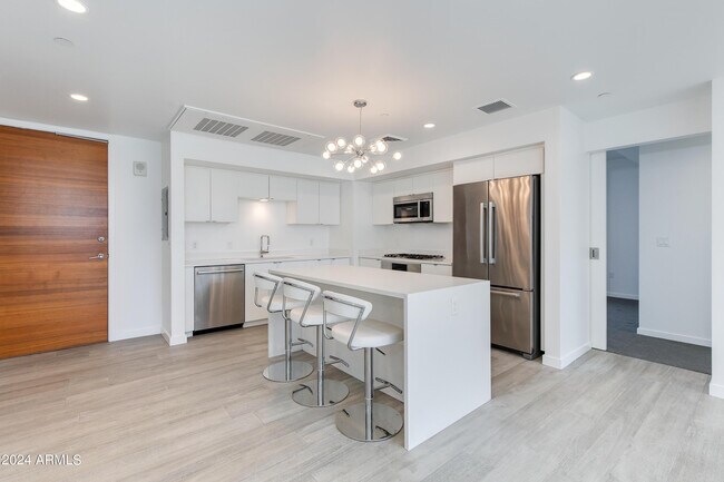 Building Photo - 200 W Portland St