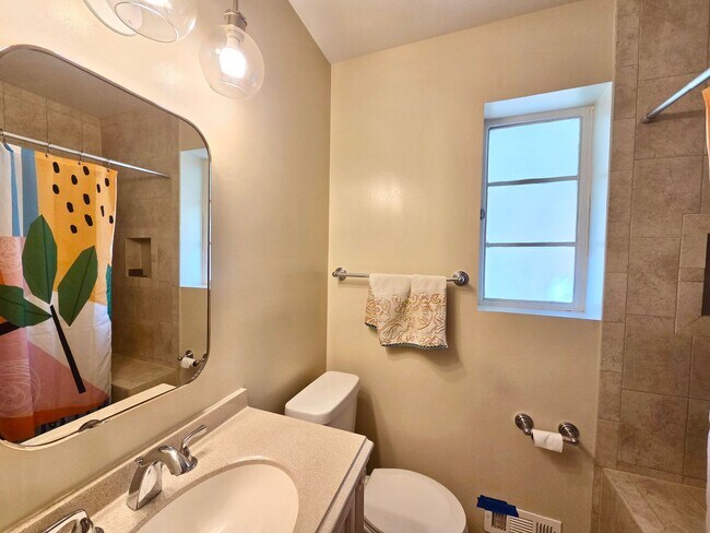 Building Photo - Lovely 4 BR/2 BA Single-Family Home in Sil...