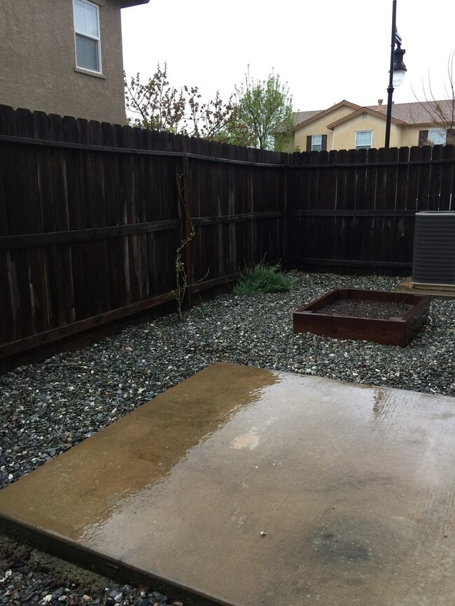 Building Photo - Townhouse in the Villages at Shasta View G...