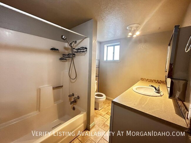 Building Photo - Conveniently located 1 bedroom with washer...