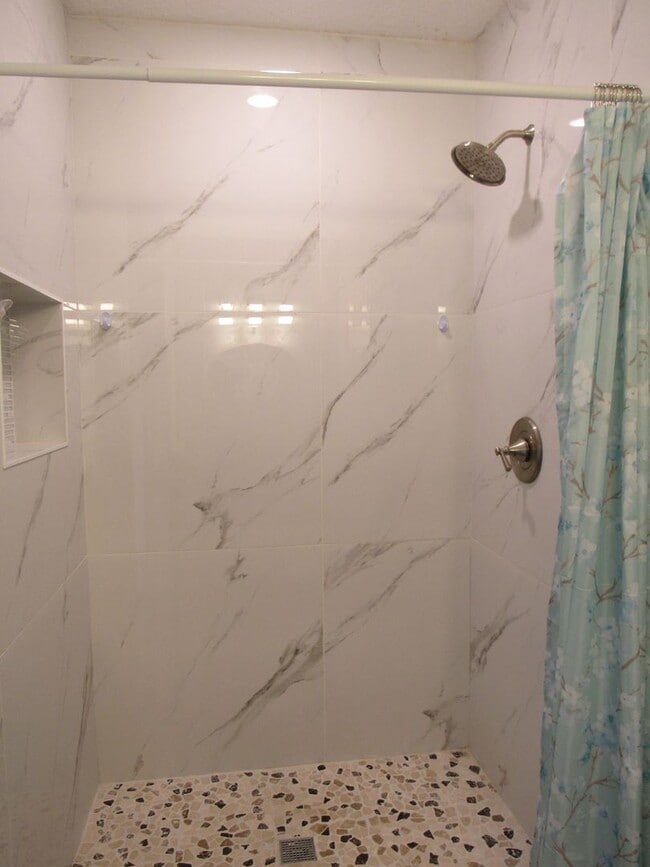 Building Photo - For Rent – Beautifully Remodeled 3 Bed, 2 ...