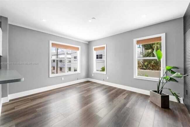 Building Photo - Charming 2BR Townhome in Miami Beach