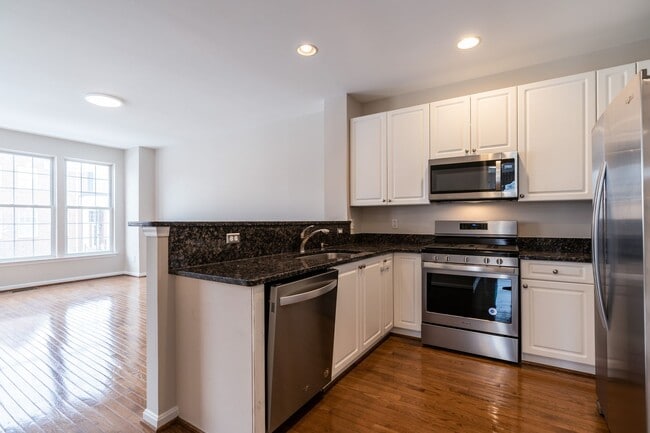 Building Photo - Immaculate 3 Bed 2 Full & 2 Half Bath End ...