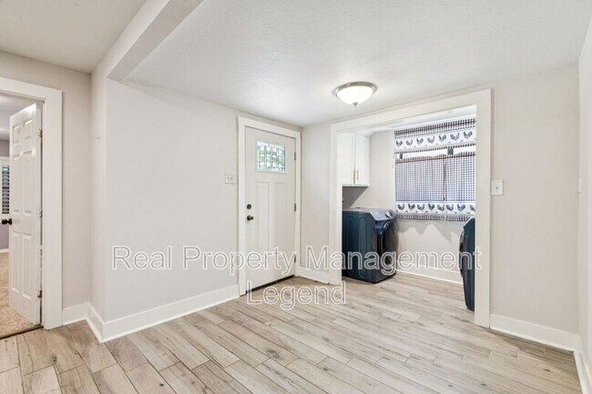 Building Photo - 715 S Barnett Ave