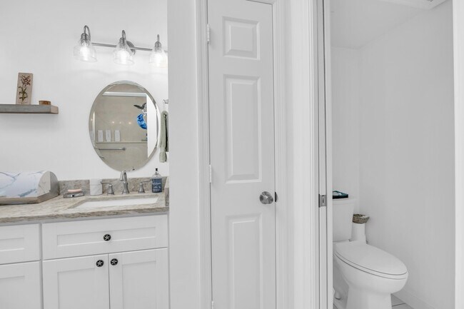 Building Photo - 2735 SW Mariposa Cir