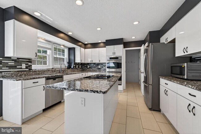 Building Photo - 12320 Pissaro Dr