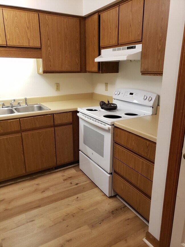 Building Photo - West Raleigh. Perfect for Roommates. Walk to NCSU! On Wolfline.