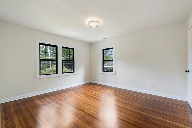 Building Photo - 727 Pelhamdale Ave