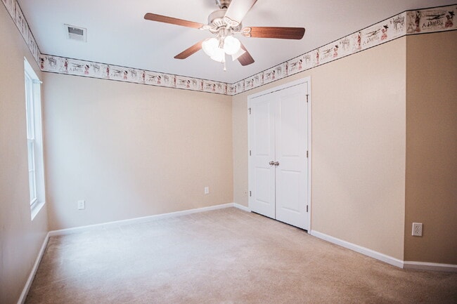 Building Photo - 4 Bed/2.5 Bath/Primary downstairs