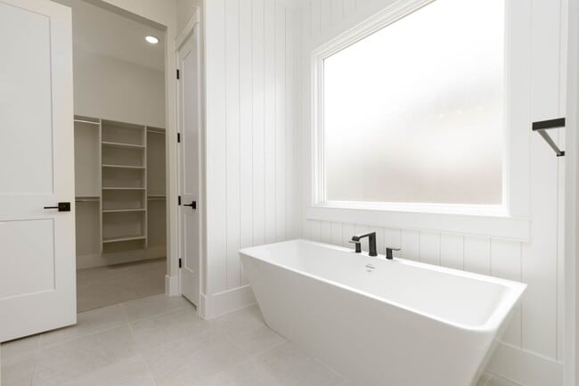 Building Photo - Stunning  4 bed | 3 bath | 3 car garage cu...