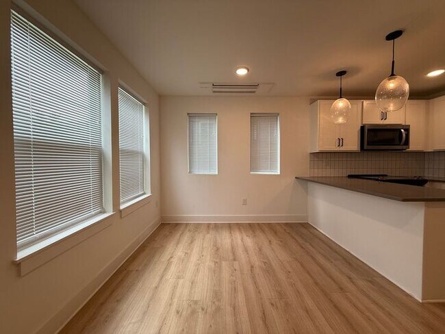 Building Photo - 3 - Level Modern Apartment in East Nashville