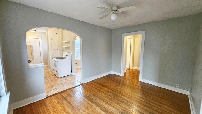 Building Photo - 1136 N Villa Ave