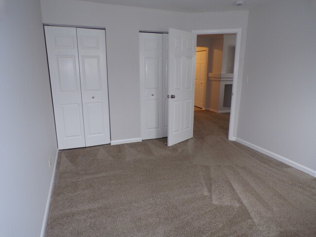 Building Photo - 583 S Parkside Dr