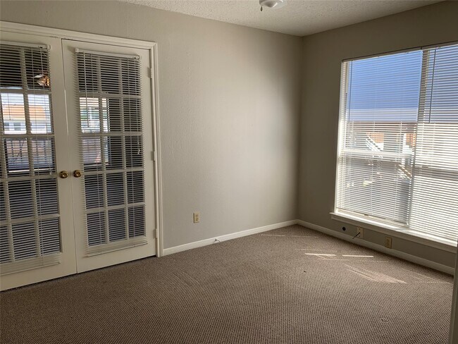 Building Photo - 585 Warsaw Dr