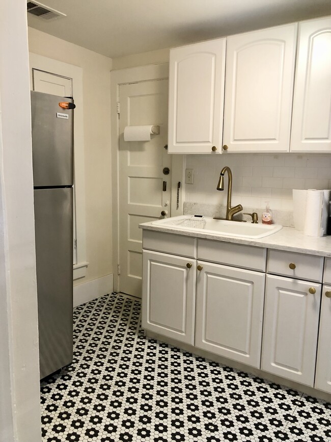 Building Photo - Fully Furnished Studio Apartment on Jones ...