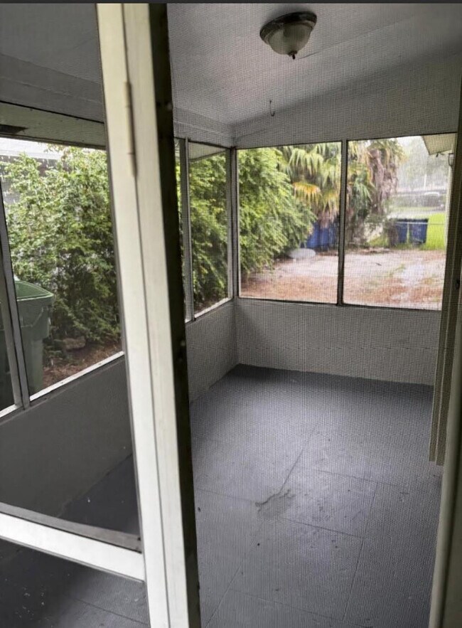 Building Photo - 407 SE 3rd Ave