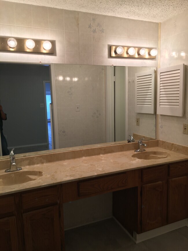 Building Photo - 3117 Sondra Dr