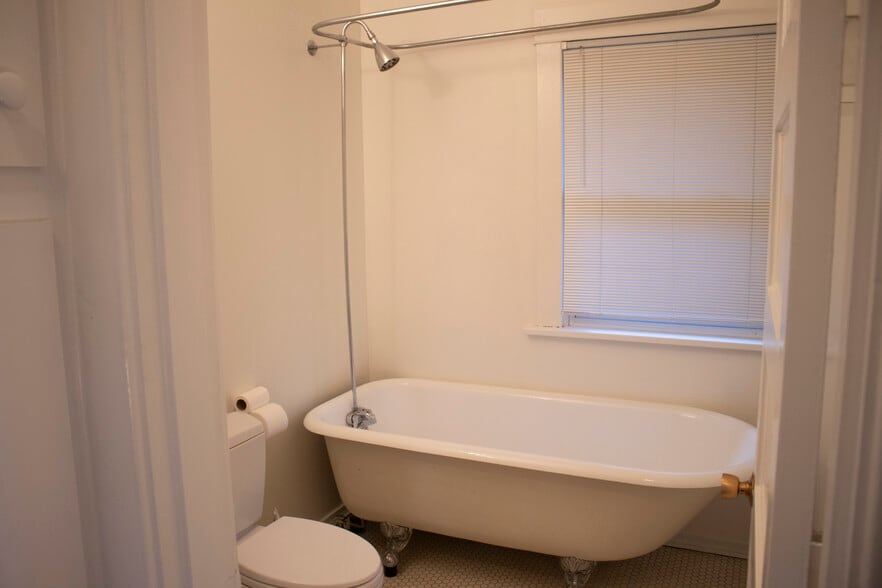 Building Photo - 2905 SW 4th Ave